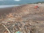 Sampah Warnai Keindahan Pantai Palangpang