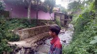 Dinding Sungai Cibandung  Terancam Longsor