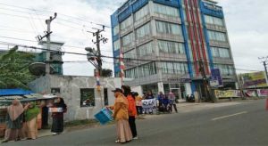 Elemen Mahasiswa Universitas Nusa Putra Turun Ke Jalan Galang Dana Korban Banjir