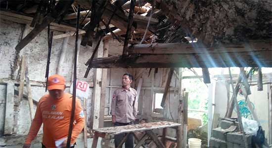 rumah roboh di Kampung Babakan