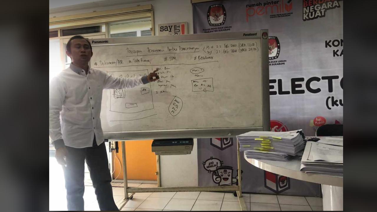 MENERANGKAN: Divisi Teknis Pemilihan KPU, Budi Ardiansyah saat menerangkan proses penerimaan pendaftaran calon perseorangan di Pilkada Kabupaten Sukabumi.
