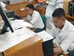 Petugas Disdukcapil Lembur Demi KTPel