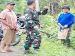 TNI dan Warga Sisir Sampah di Parit