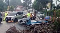Hujan Deras, Tanggul dan Reklame Ambruk