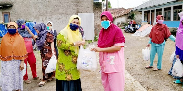 PD Aisyiyah Kabupaten Sukabumi Bagikan Sembako hingga Ratusan Masker
