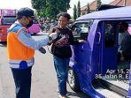 Dishub Kota Sukabumi Bagikan Ratusan Masker ke Sopir Angkot