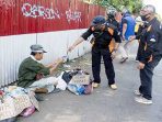 SMKN 2 Kota Sukabumi membagi-bagikan masker