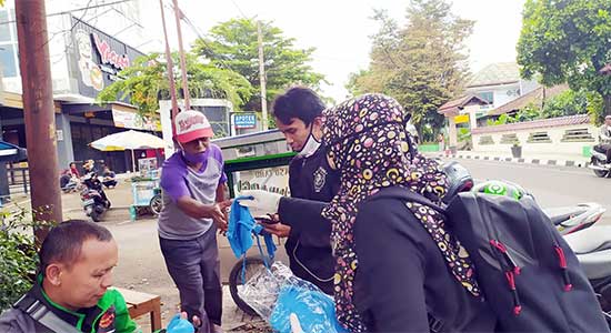 Universitas Muhammadiyah Sukabumi Bagikan Masker Kain