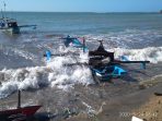 Puluhan Perahu di Ujung Genteng Rusak Dihantam Gelombang Pasang