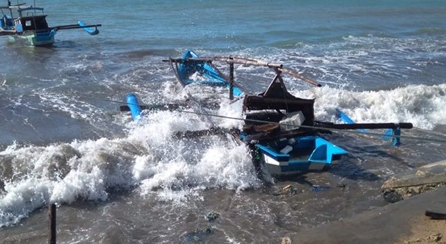 Puluhan Perahu di Ujung Genteng Rusak Dihantam Gelombang Pasang