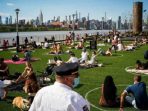 Hampir 100.000 Positif Corona Meninggal, Warga Amerika Malah Berjemur di Pantai