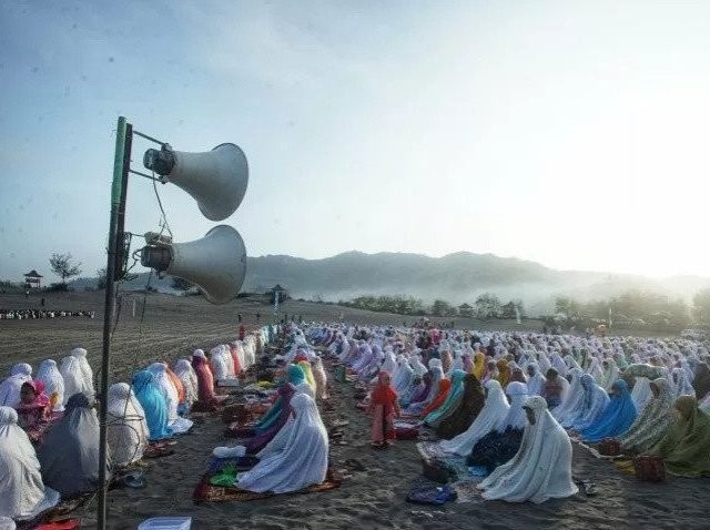 SHOLAT BERJAMAAH: Umat muslim melaksanakan ibadah Salat Idul Fitri (Andreas Fitri Atmoko/Antara)