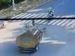 Video Mobil Tabrak Pemotor Hingga Terpental di Simpang Hotel Pangrango