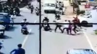 Perampok Bersenpi Nekat di Siang Hari, Terekam CCTV