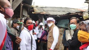 Bersatu Hadapi Covid-19, Sandiaga Uno dan Relawan Jokowi Bagikan Sembako