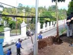 Terdengar Suara Gemuruh, Pagar Tembok Kantor Desa Cipanas Roboh