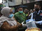 Gubernur Jabar  Bagikan Masker di Pasar Cisarua Bogor
