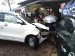 Ban Pecah, Fortuner Hantam Dua Mobil Sekaligus