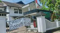 DPRD Kota Sukabumi Tergembok, Mahasiswa : Dibuka Jika Difasilitasi Bertemu DPR RI
