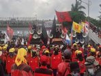 Buruh Padati Gerbang Utama DPR, Tuntut Batalkan Omnibus Law RUU Cipker
