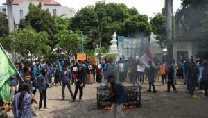 Mahasiswa Kepung DPRD, Tuntut Bebaskan Biaya Pendidikan