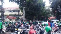 Ribuan Driver Ojol Gelar Aksi Depan Pemkot Bandung