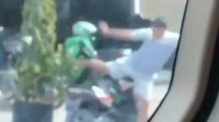 Ojol Ditendang Pengendara Mobil Hingga Terjatuh, Ratusan Driver Kepung Rumah Pelaku
