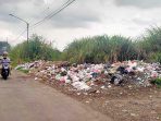 Sampah Menumpuk, Warga Nyomplong Geram