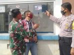 Wujudkan Situasi Aman dan Kondusif, Bhabinkamtibmas Desa Warnasari Giat Pasang Stiker Himbauan