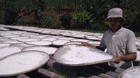 18 Tahun Menderita Katarak, Warga Cibojong Tak Patah Aral Bekerja Keras