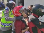 Ops Patuh Lodaya, Polres Sukabumi Kota Berikan Helm Gratis