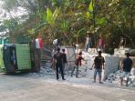 Patah AS, Truk Bermuatan Bata Hebeul Terjungkal di Jampangtengah