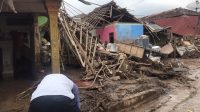 Evakuasi Puing-puing Korban Banjir Bandang Cicurug Terkendala Cuaca