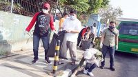 Fahmi Berikan Contoh, Pungut Sampah di Jalanan