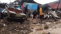 875  Relawan Gabungan Bantu Evakuasi Banjir Bandang