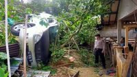 Menghindari Motor, Innova Terjungkal ke Jurang Cipeusing