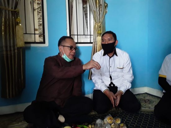 SEPTEMBER KELILING : Kandidat Bupati Iyos Somantri didampingi Ketua DPD PKS Kabupaten Sukabumi M Sodikin saat sosialisasi di salah satu rumah warga di Kecamatan Caringin.(dok : Radar Sukabumi)