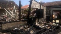 Ditinggal Pergi, Rumah Warga Pangumbahan Terbakar