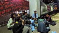 Puluhan Mahasiswa Pilih Tidur di Depan Gerbang DPRD Kota Sukabumi