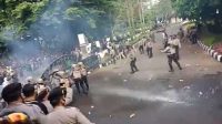 Aksi Mahasiswa dan Buruh di DPRD Purwakarta  Ricuh