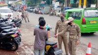 Melanggar, 33 Warga Cibadak Push Up Dijalan