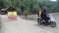 Jembatan Pamipiran Cimandiri Nyaris Ambruk