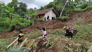 46 Korban Longsor Caringin Mengungsi