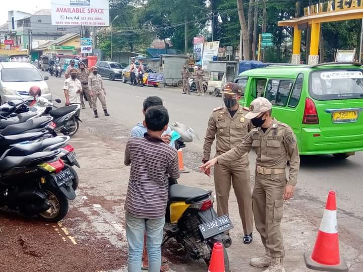 OPERASI: Satpol PP Kabupaten Sukabumi saat melakukan operasi yustisi terhadap pengendara yang tidak menggunakan masker. /FT: Ist