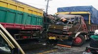 Truk dan Tronton Adu Banteng, Akibat Supir Hilang Konsentrasi