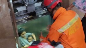 Gegara Lift Gedung Kimia Farma Rusak, Seorang Wanita dan 2 Anak Perempuan Terjebak