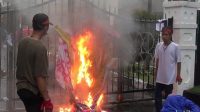 Pagar DPRD Jabar Dibakar, Mahasiswa Desak Presiden Jokowi Mundur