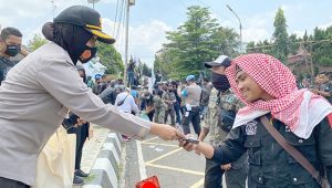Cegah Penularan Covid-19, Kapolres Bagikan Masker Pada Demonstran