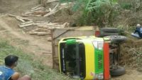 Jalanan Rusak, Truk Kayu Terguling di Bangbayang Sukabumi