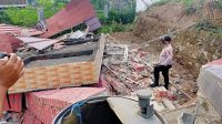 Mushola Depan Polsek Kebonpedes Ambruk
